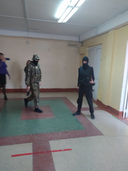  В тагильской школе детей учили прятаться от террористов (фото)																				0
									
									
						