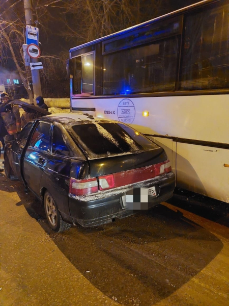  Женщина на Ладе протаранила автобус Уралвагонзавода. Вызволять её пришлось спасателям (фото)																				0
									
									
						