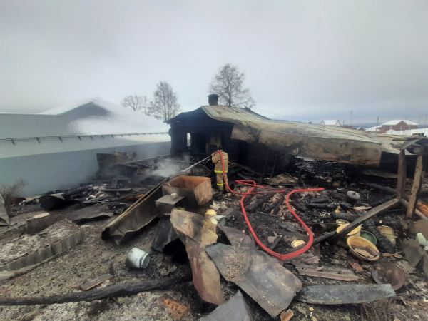  В Черноисточинске сгорел дом. Семье пришлось спасаться через окно (фото)																				0
									
									
						