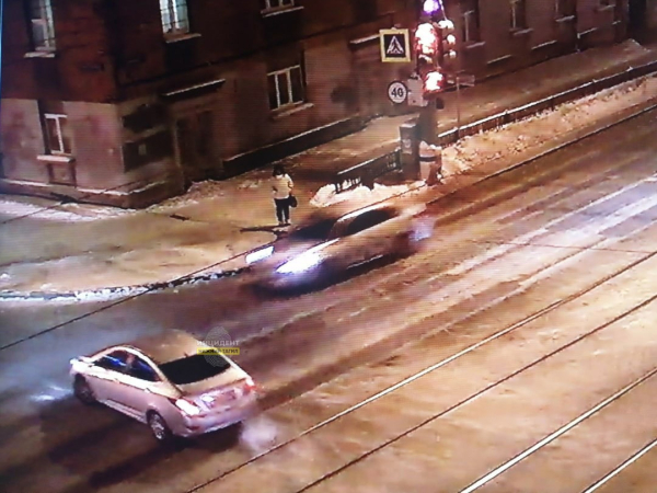  В центре Нижнего Тагила женщина, пытаясь проскочить на «жёлто-красный», устроила аварию (фото)																				0
									
									
						