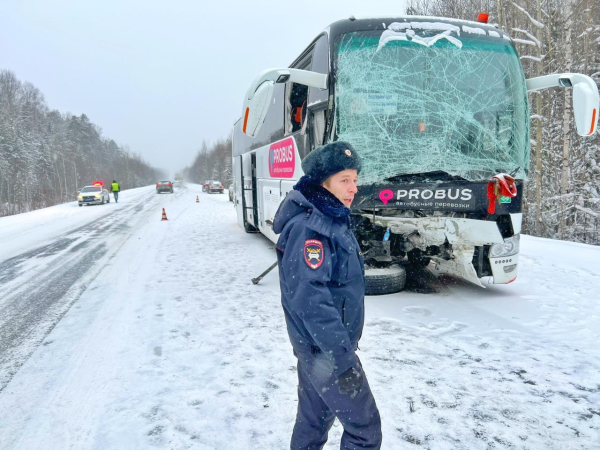  На Серовском тракте бизнесмен на «крузаке» влетел в автобус. Один человек погиб (фото)																				0
									
									
						