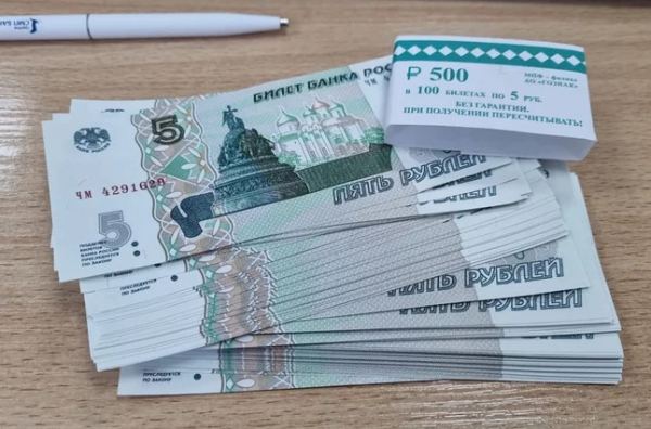  На Урал привезли новые 5-рублёвые купюры (фото)																				0
									
									
						