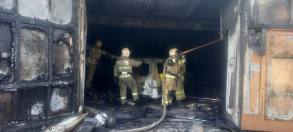 В Нижнем Тагиле сгорел гараж с внедорожником после работ электриков 0