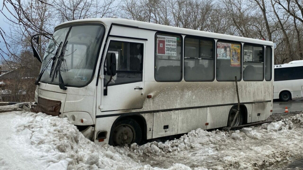 В центре Нижнего Тагила автобус влетел во внедорожник. Город встал в многокилометровую пробку (фото) 0
