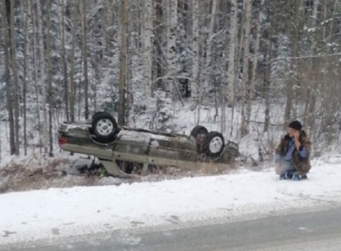 Из-за снегопада на Серовском тракте две машины оказались на крыше. Они были на летней резине 0