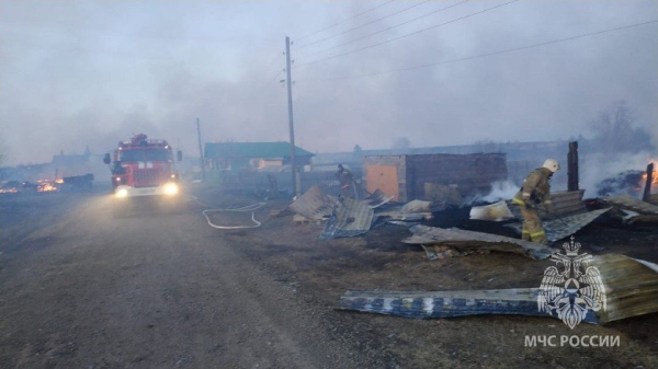 В пригороде Нижнего Тагила пожар уничтожил 11 построек (видео) 0