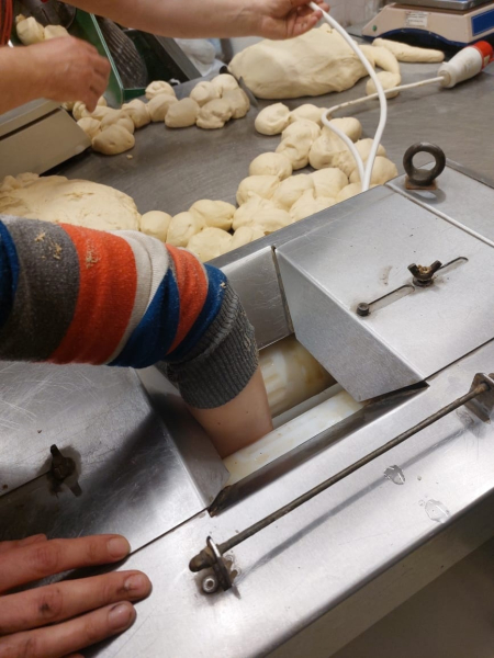 В тагильской пекарне у женщины затянуло руку в тестомесильную машину 0