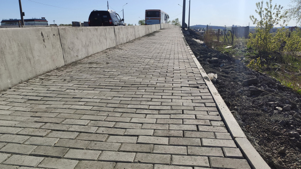 Власти прокомментировали «поплывшие» новые тротуары на мосту на Тагилстрой 0