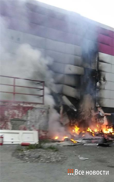 В Нижнем Тагиле подожгли мусор: огонь перекинулся на магазин и машину (фото) 0
