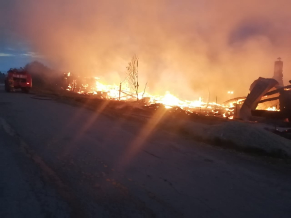 Крупный пожар под Нижним Тагилом: сгорели 4 дома (фото) 0