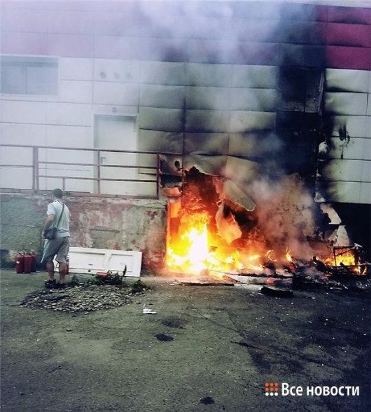 В Нижнем Тагиле подожгли мусор: огонь перекинулся на магазин и машину (фото) 0
