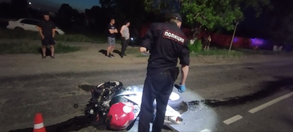 На Урале бесправные водители мотоцикла и легковушки сошлись лоб в лоб. Видео смертельного ДТП 0