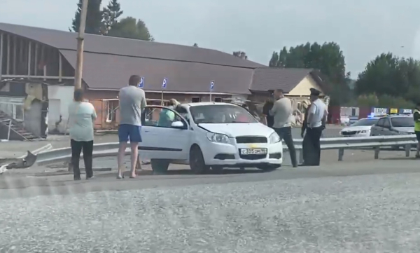 На Серовском тракте легковушка протаранила Chevrolet, который поворачивал к кафе: эпичное видео 0