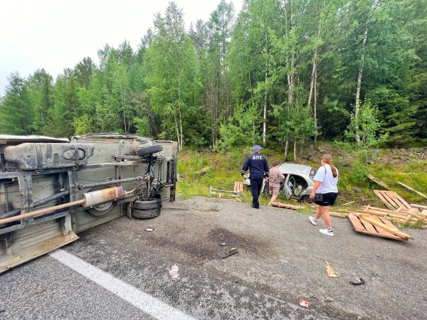 На Серовском тракте массовая авария: «сошлись» изотермический фургон, грузовичок и легковушка (фото) 0