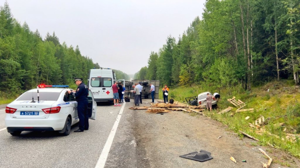 На Серовском тракте массовая авария: «сошлись» изотермический фургон, грузовичок и легковушка (фото) 0