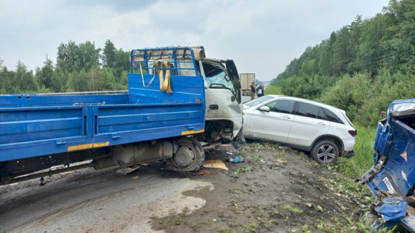 На Серовском тракте грузовик протаранил стоящие на обочине машины и сбил людей 0