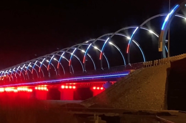 Мост через Тагильский пруд окрасили в российский триколор 0