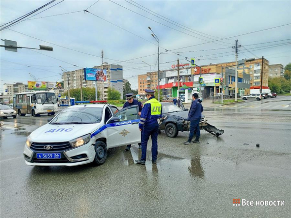 Автомобиль ГИБДД попал в аварию в Нижнем Тагиле 0