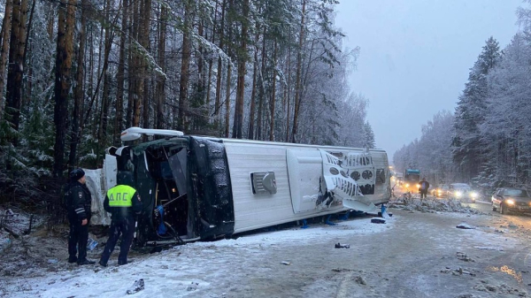 Автобус, который попал в аварию на Серовском тракте, был на лысой резине: видео с места ДТП 0