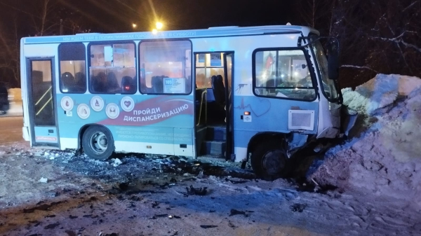 В Нижнем Тагиле рейсовый автобус устроил серьезную аварию 0
