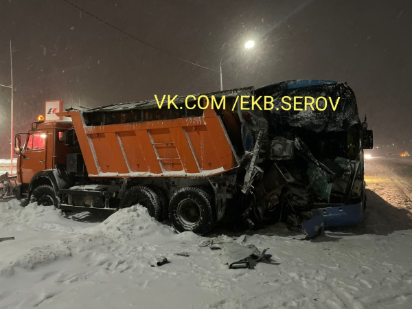 На Серовском тракте автобус с детьми врезался в снегоуборочный «Камаз» 0