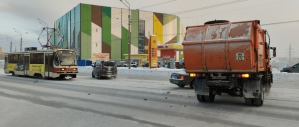 В Нижнем Тагиле мусоровоз протаранил легковушку: видео странного ДТП 8