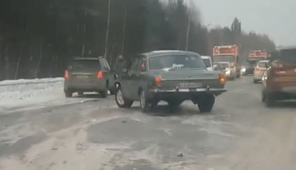 На Серовском тракте «Волгу» закрутило при обгоне: видео аварии 0